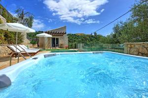 The swimming pool at or close to Villa Jacaranda by PosarelliVillas