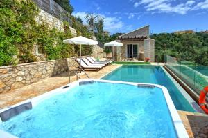 The swimming pool at or close to Villa Jacaranda by PosarelliVillas