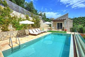 The swimming pool at or close to Villa Jacaranda by PosarelliVillas