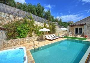 The swimming pool at or close to Villa Jacaranda by PosarelliVillas
