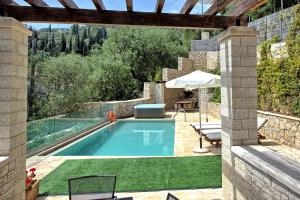 The swimming pool at or close to Villa Jacaranda by PosarelliVillas