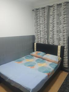 Cama en habitación con marco de cama en Orchid Roomstay en Labuan