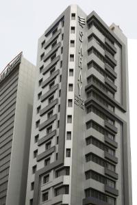 Saray Prime Suites في الكويت: مبنى طويل مع علامة على الجانب منه
