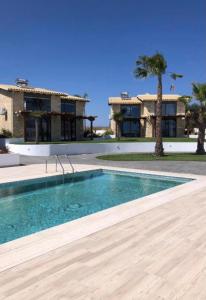 卡利塞亞－豪客迪克斯的住宿－Villa Palma，房屋前的游泳池
