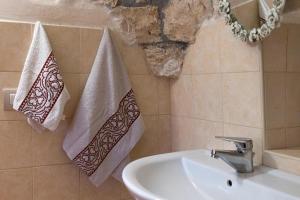 A bathroom at Trulli da Rosy