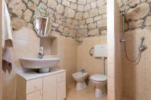 A bathroom at Trulli da Rosy Még 27 kép
