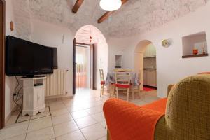 A television and/or entertainment centre at Trulli da Rosy