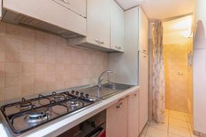 A kitchen or kitchenette at Trulli da Rosy