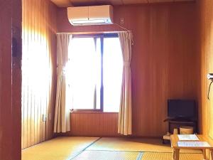 Televízia a/alebo spoločenská miestnosť v ubytovaní Minshuku Yadokari