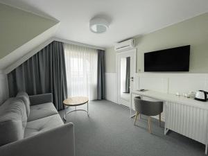新古提的住宿－Marina Śniardwy Resort，客厅配有沙发和桌子