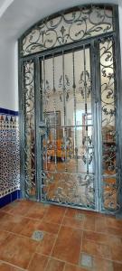 Cette chambre dispose d'une porte en métal avec porte-vin. dans l'établissement Casa Los Tiznaos, à Torrecampo