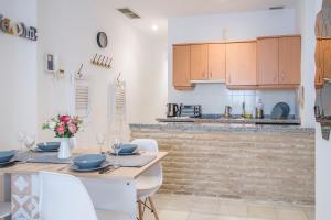 uma cozinha com mesa e cadeiras e um balcão em Riverside Triana Apartment em Sevilha