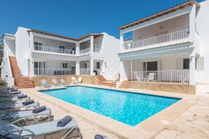 una villa con piscina di fronte a una casa di NEW! Apartment SUNSET 1, Pool, AC, BBQ, Wifi, Cala D'or, Mallorca a Cacla D'or
