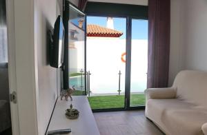 TV a/nebo společenská místnost v ubytování Casa con piscina de agua salada I