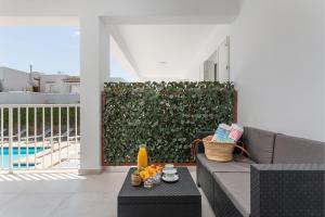 Balkón alebo terasa v ubytovaní NEW! Apartment SUNSET 1, Pool, AC, BBQ, Wifi, Cala D'or, Mallorca