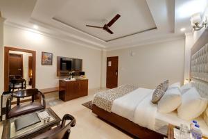 A television and/or entertainment centre at Regenta Place Green Leaf Manali- A Centrally Heated Resort