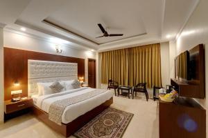 A bed or beds in a room at Regenta Place Green Leaf Manali- A Centrally Heated Resort