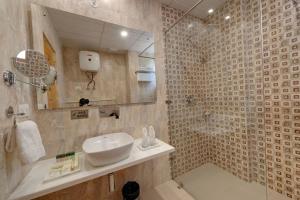 A bathroom at Regenta Place Green Leaf Manali- A Centrally Heated Resort
