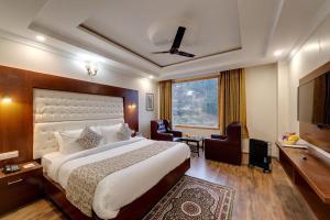 A bed or beds in a room at Regenta Place Green Leaf Manali- A Centrally Heated Resort