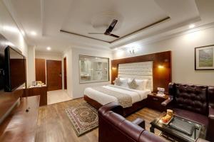 A television and/or entertainment centre at Regenta Place Green Leaf Manali- A Centrally Heated Resort