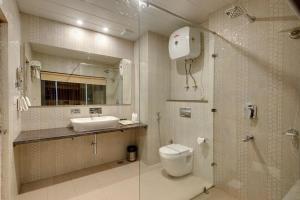 A bathroom at Regenta Place Green Leaf Manali- A Centrally Heated Resort Még 24 kép