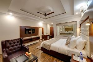 A bed or beds in a room at Regenta Place Green Leaf Manali- A Centrally Heated Resort
