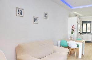 Posedenie v ubytovaní Casa con piscina de agua salada III