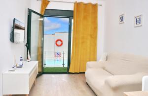 Televízia a/alebo spoločenská miestnosť v ubytovaní Casa con piscina de agua salada III