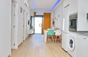 Kuchyňa alebo kuchynka v ubytovaní Casa con piscina de agua salada III