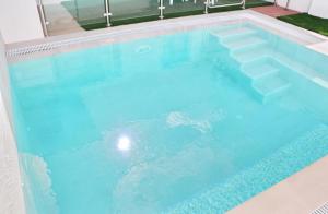 Bazén v ubytovaní Casa con piscina de agua salada III alebo v jeho blízkosti