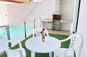 Bazén v ubytovaní Casa con piscina de agua salada III alebo v jeho blízkosti