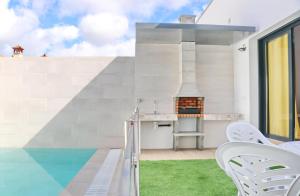 Bazén v ubytovaní Casa con piscina de agua salada III alebo v jeho blízkosti