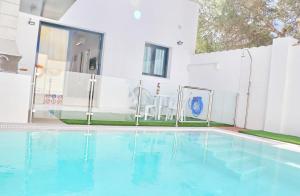 Bazén v ubytovaní Casa con piscina de agua salada III alebo v jeho blízkosti