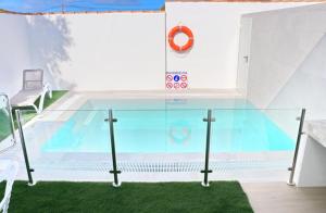 Bazén v ubytovaní Casa con piscina de agua salada III alebo v jeho blízkosti