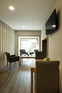TV a/nebo společenská místnost v ubytování Rua Grande Hotel