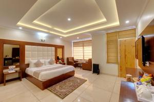 A bed or beds in a room at Regenta Place Green Leaf Manali- A Centrally Heated Resort