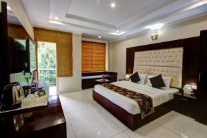 A bed or beds in a room at Regenta Place Green Leaf Manali- A Centrally Heated Resort