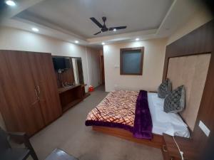 Rúm í herbergi á Hotel Zoon Dabb Srinagar airport kashmir