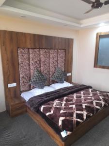 Rúm í herbergi á Hotel Zoon Dabb Srinagar airport kashmir