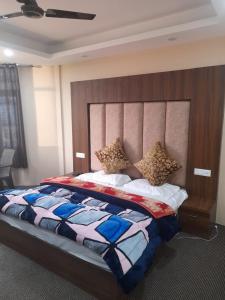 Rúm í herbergi á Hotel Zoon Dabb Srinagar airport kashmir