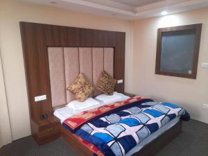 Rúm í herbergi á Hotel Zoon Dabb Srinagar airport kashmir