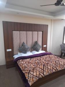 Rúm í herbergi á Hotel Zoon Dabb Srinagar airport kashmir