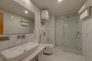 A bathroom at Regenta Place Green Leaf Manali- A Centrally Heated Resort