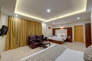 A bed or beds in a room at Regenta Place Green Leaf Manali- A Centrally Heated Resort