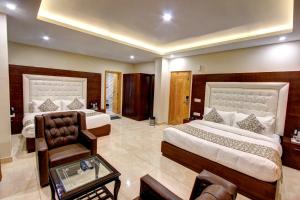 A bed or beds in a room at Regenta Place Green Leaf Manali- A Centrally Heated Resort