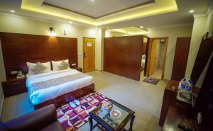 A bed or beds in a room at Regenta Place Green Leaf Manali- A Centrally Heated Resort
