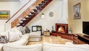 un salon avec un escalier et une cheminée dans l'établissement Villa dei Fiori - Exclusive Villa with garden in Sorrento Coast, à Vico Equense