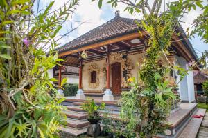 a temple in the garden of a house at Gedong Khayangan in Tabanan