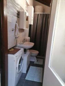 a bathroom with a washing machine and a sink at Apartman Zepina in Pula