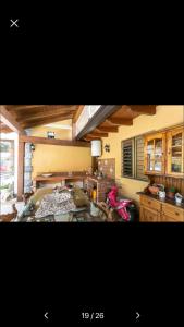 uma sala de estar com uma mesa e uma mota em Casa vacanza tra Etna e Taormina Villa Ginevra em Piedimonte Etneo